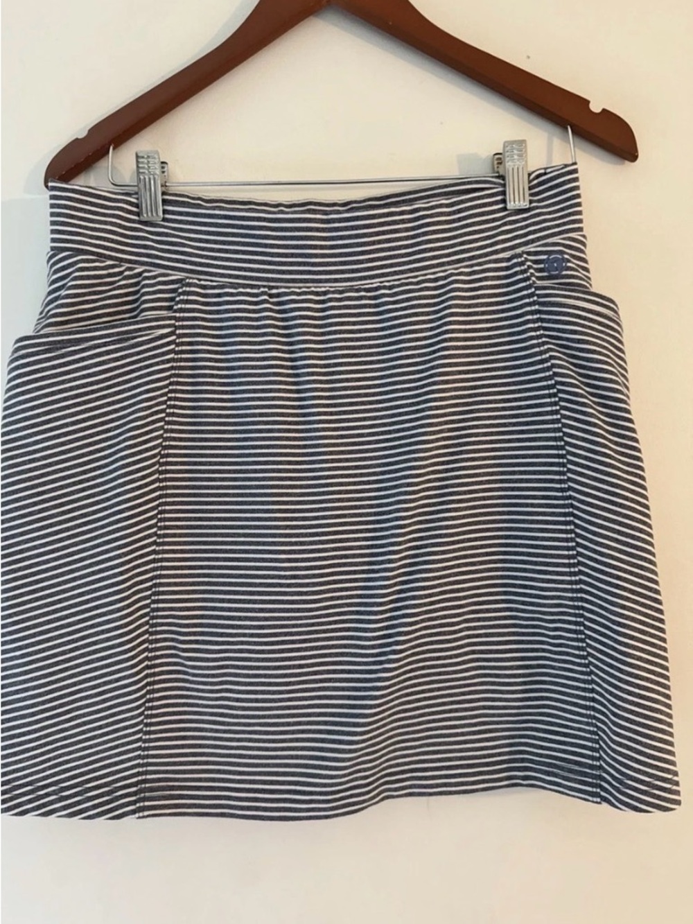 Talbots Skort Women's Skort Skirt
Size S Navy White Striped Knit
Pockets